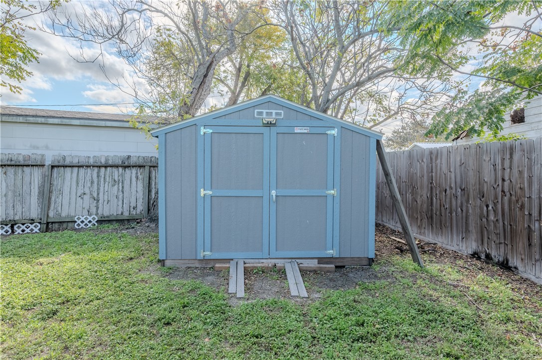 1201 Devon Drive Corpus Christi, TX 78404 - Photo 19 of 23 a backyard of a house
