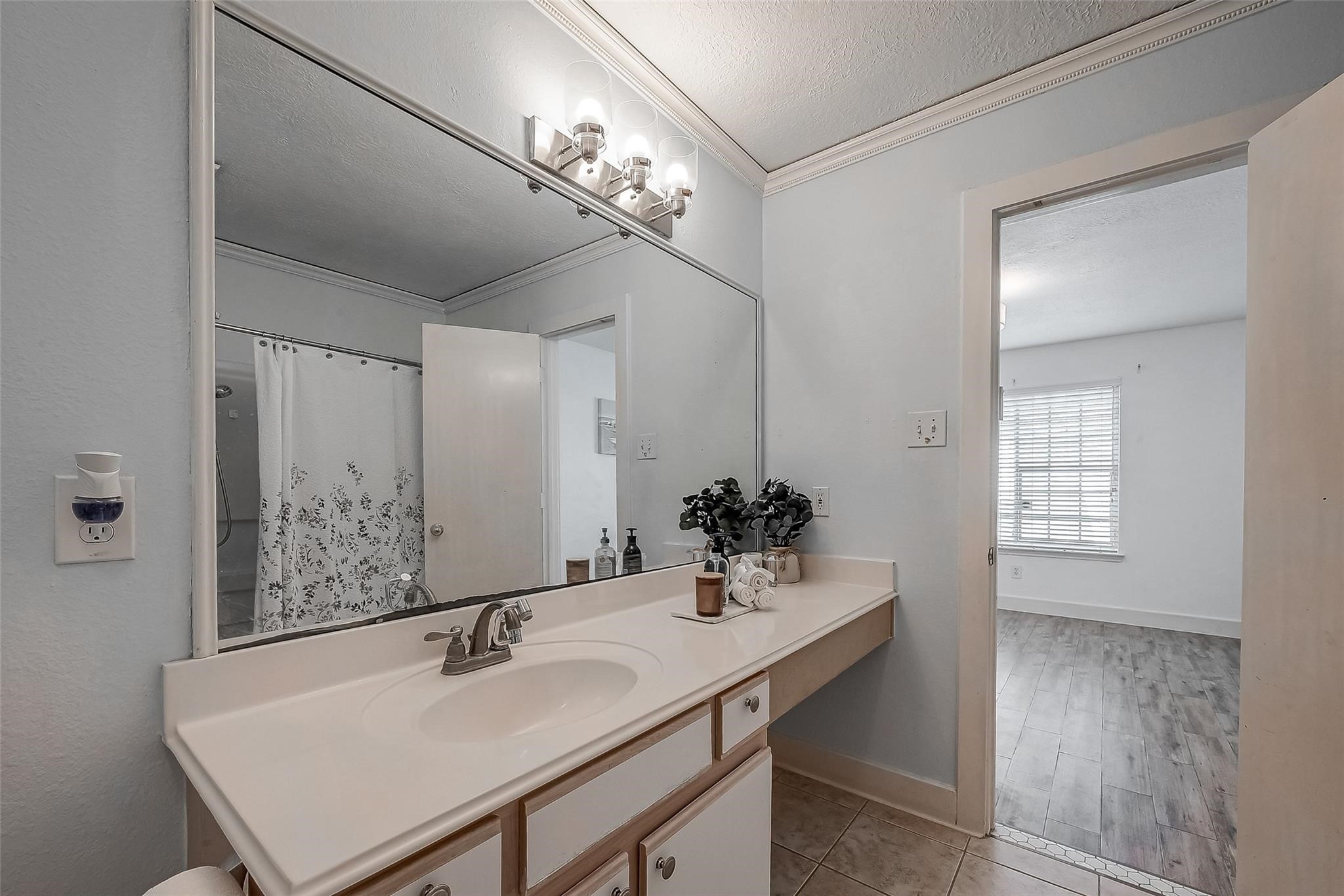 9511 Farrell Drive Houston, TX 77070 - Photo 17 of 28 a bathroom with a sink and a mirror