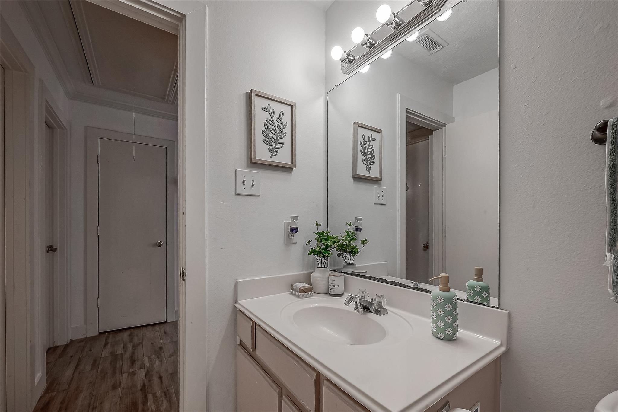 9511 Farrell Drive Houston, TX 77070 - Photo 22 of 28 a bathroom with a sink and a mirror