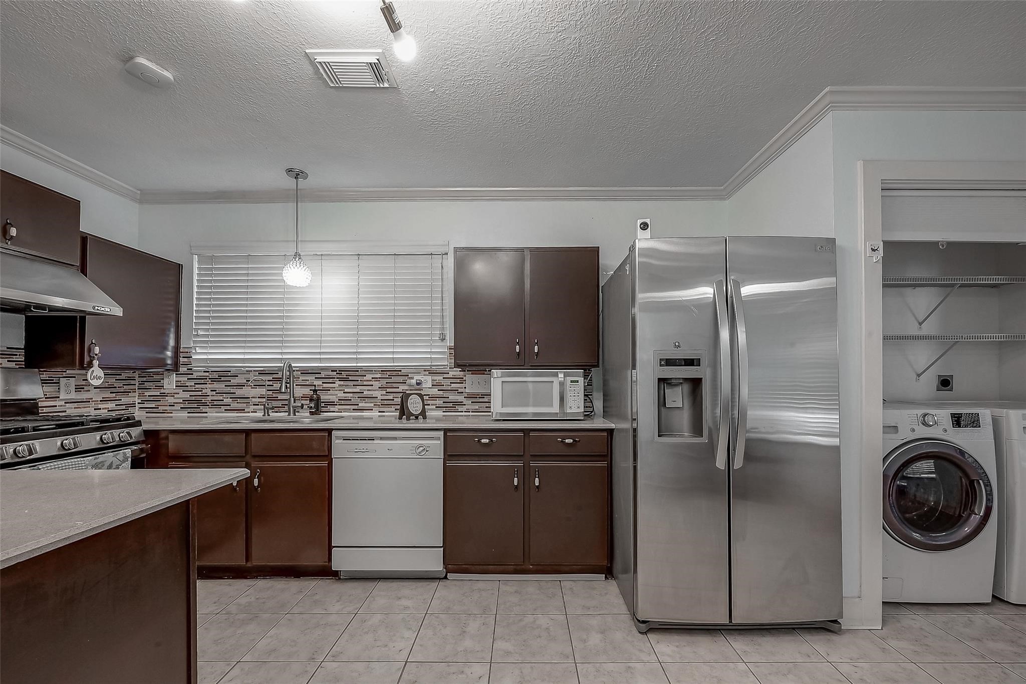 9511 Farrell Drive Houston, TX 77070 - Photo 8 of 28 a kitchen with a sink and refrigerator
