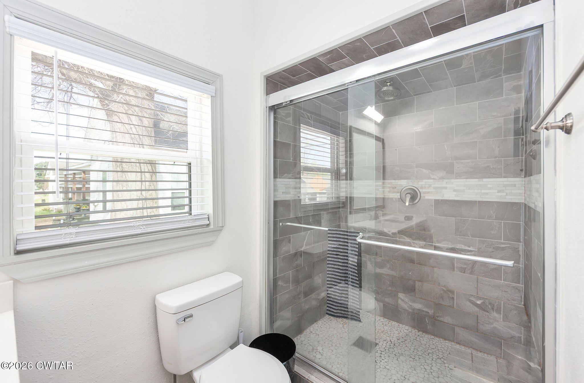 209 Hatton Street Jackson, TN 38301 - Photo 12 of 20 a bathroom with a toilet and a shower