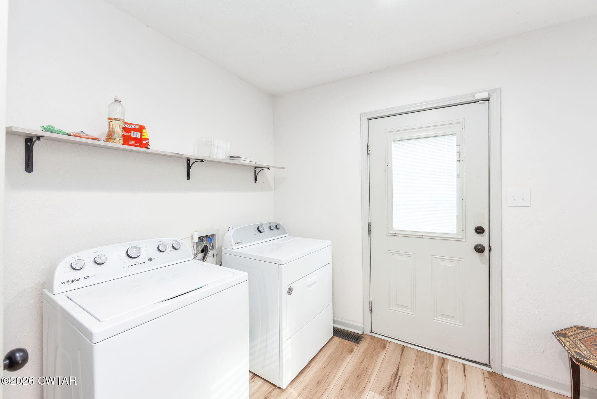 209 Hatton Street Jackson, TN 38301 - Photo 17 of 20 a utility room with dryer and washer