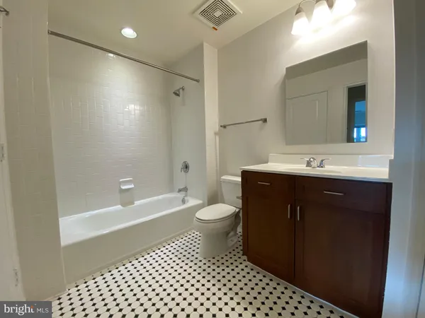 $2,400 | 401 13th Street Northeast, Unit PH3, Washington, DC 20002