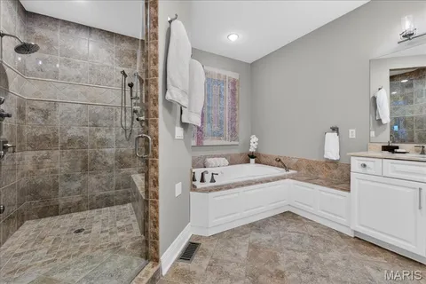 $1,499,900 | 27 Bonhomme Grove Court, Chesterfield, MO 63017