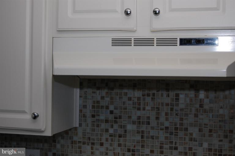 70 Gwynnswood Road Owings Mills, MD 21117 - Photo 26 of 30 Ceramic Backsplash & Range Hood