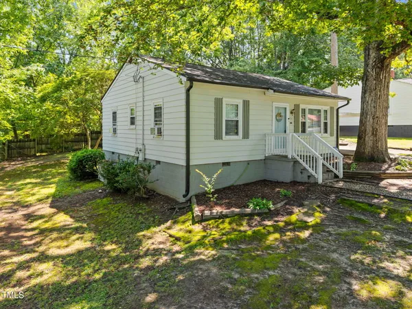 a view of a house with backyard