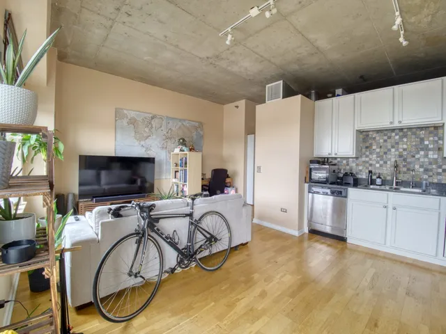 $237,000 | 1122 West Catalpa Avenue, Unit 611, Chicago, IL 60640