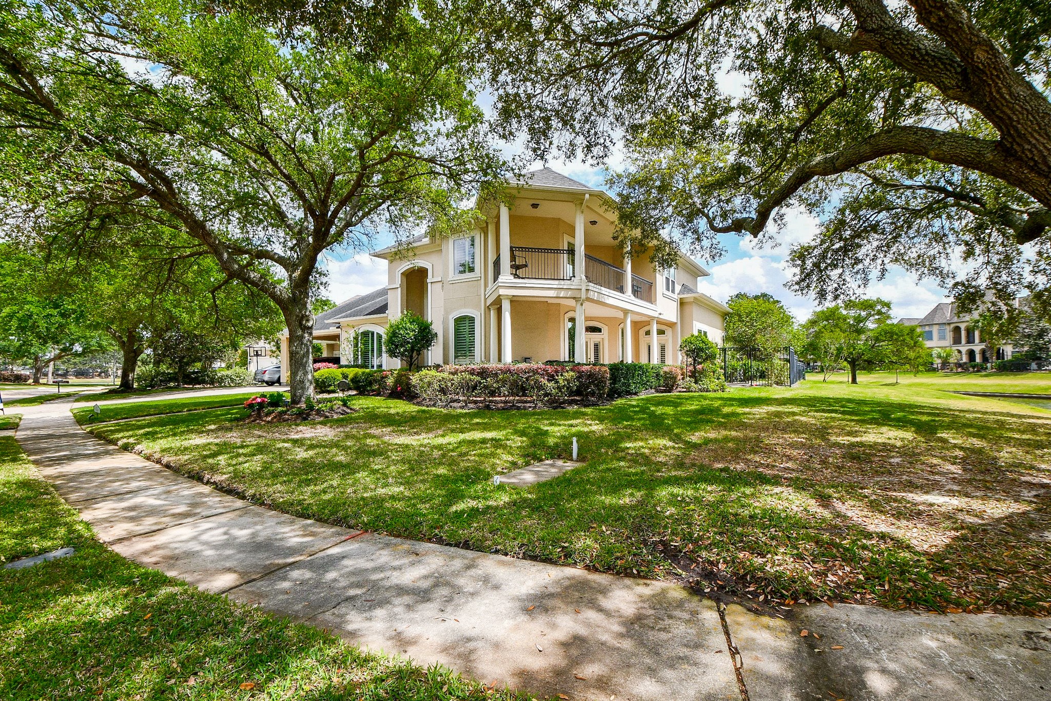 12711 Waterside Way Houston, TX 77041 - Photo 5 of 48 Big trees,and custom landscaping.