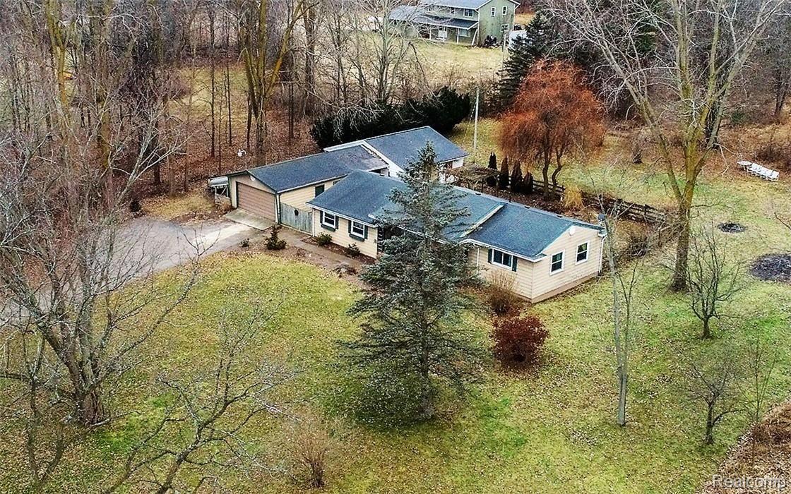 7685 North Robb Road Fowlerville, MI 48836 - Photo 1 of 38 DJI_0613-crop.jpg
