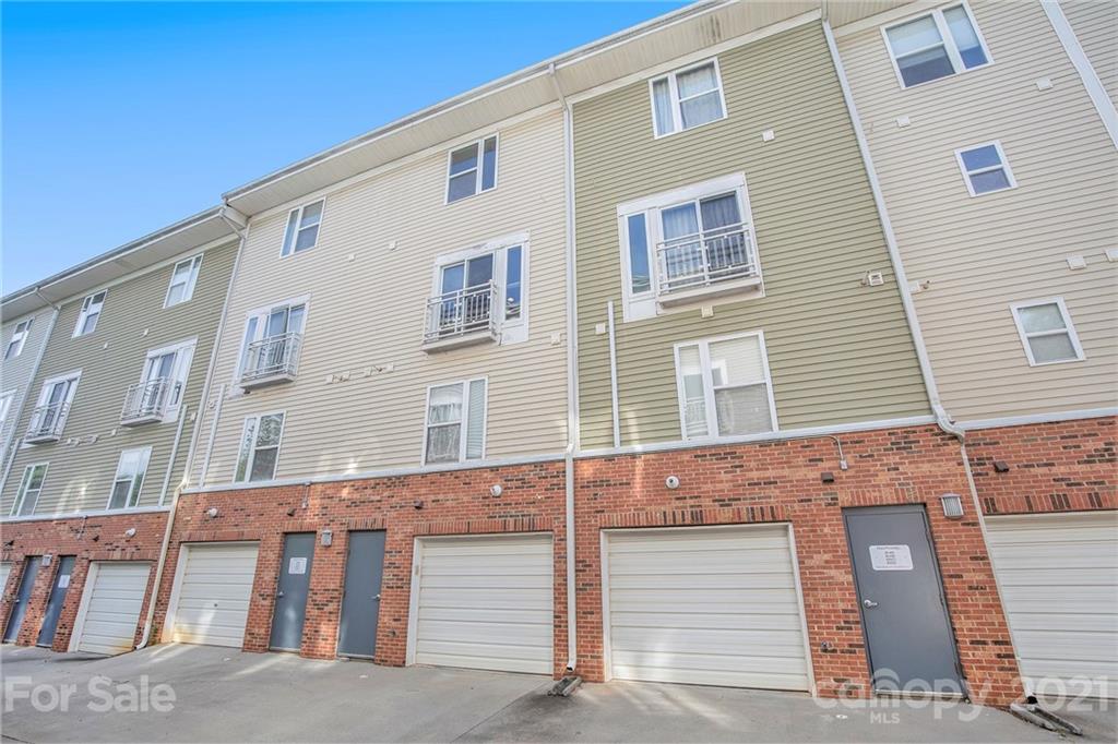 642 Raphael Place Charlotte, NC 28205 - Photo 25 of 27 a front view of a building