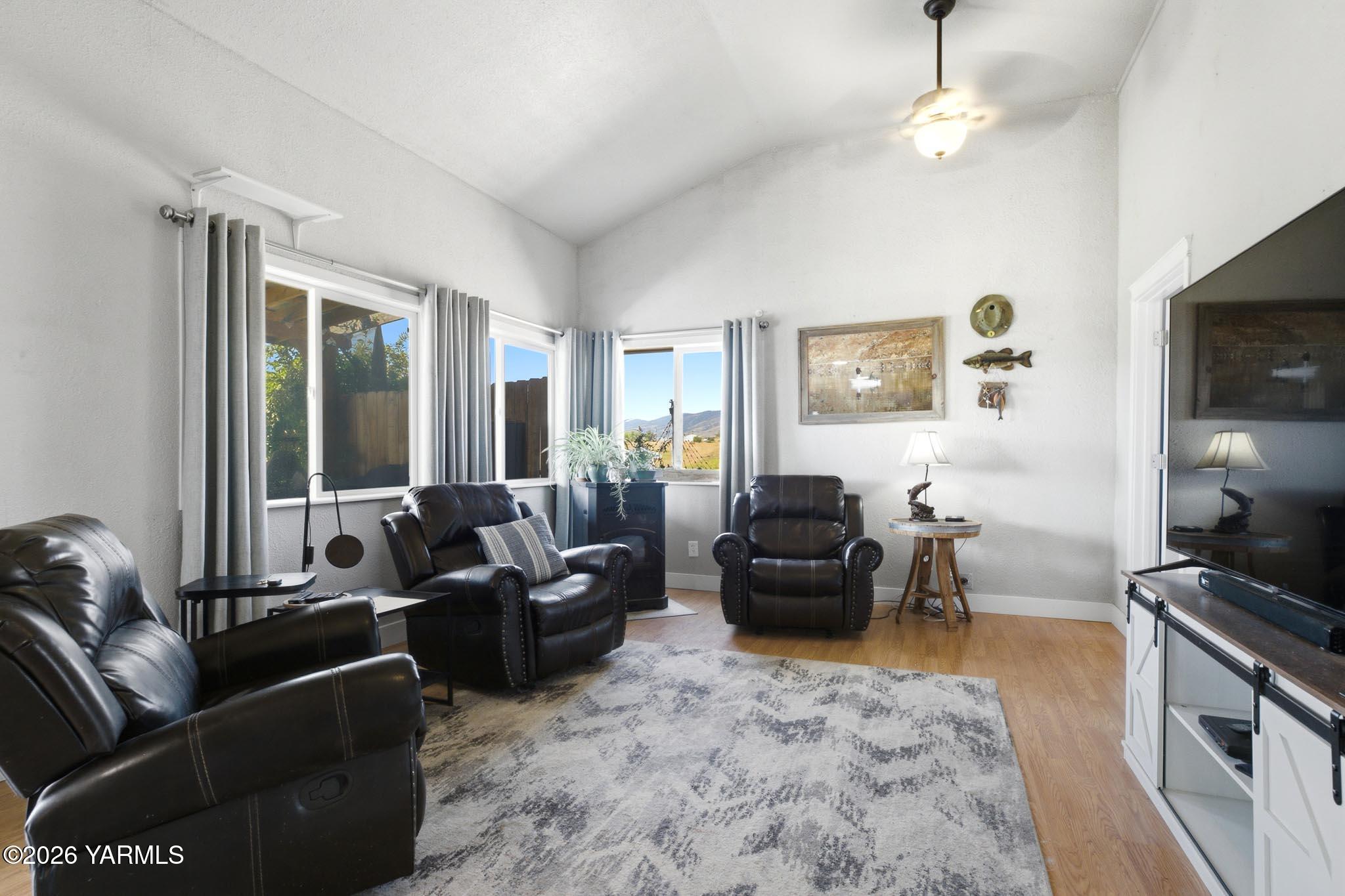 900 Slavin Road Yakima, WA 98903 - Photo 16 of 27 16 Living Room