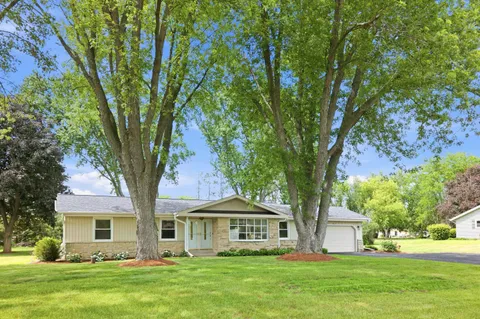 $549,900 | W332N5425 Solveson Drive, Merton, WI 53058
