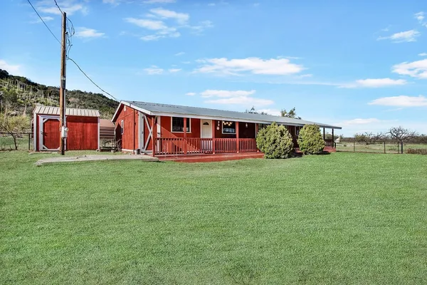 a view of a house with backyard