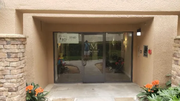 $545,000 | 5540 Owensmouth Avenue, Unit 216, Woodland Hills, CA 91367