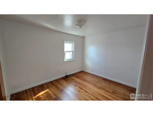 a black and white photo of a living room