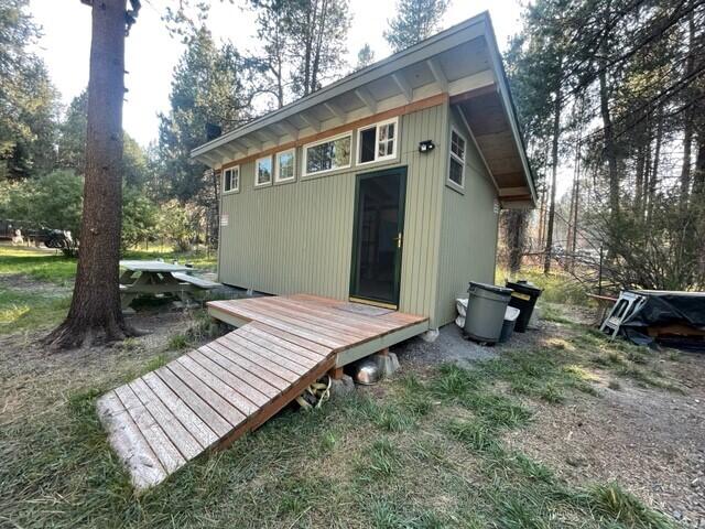 16868 Hermosa Road Bend, OR 97707 - Photo 21 of 40 a backyard of a house with table and chairs