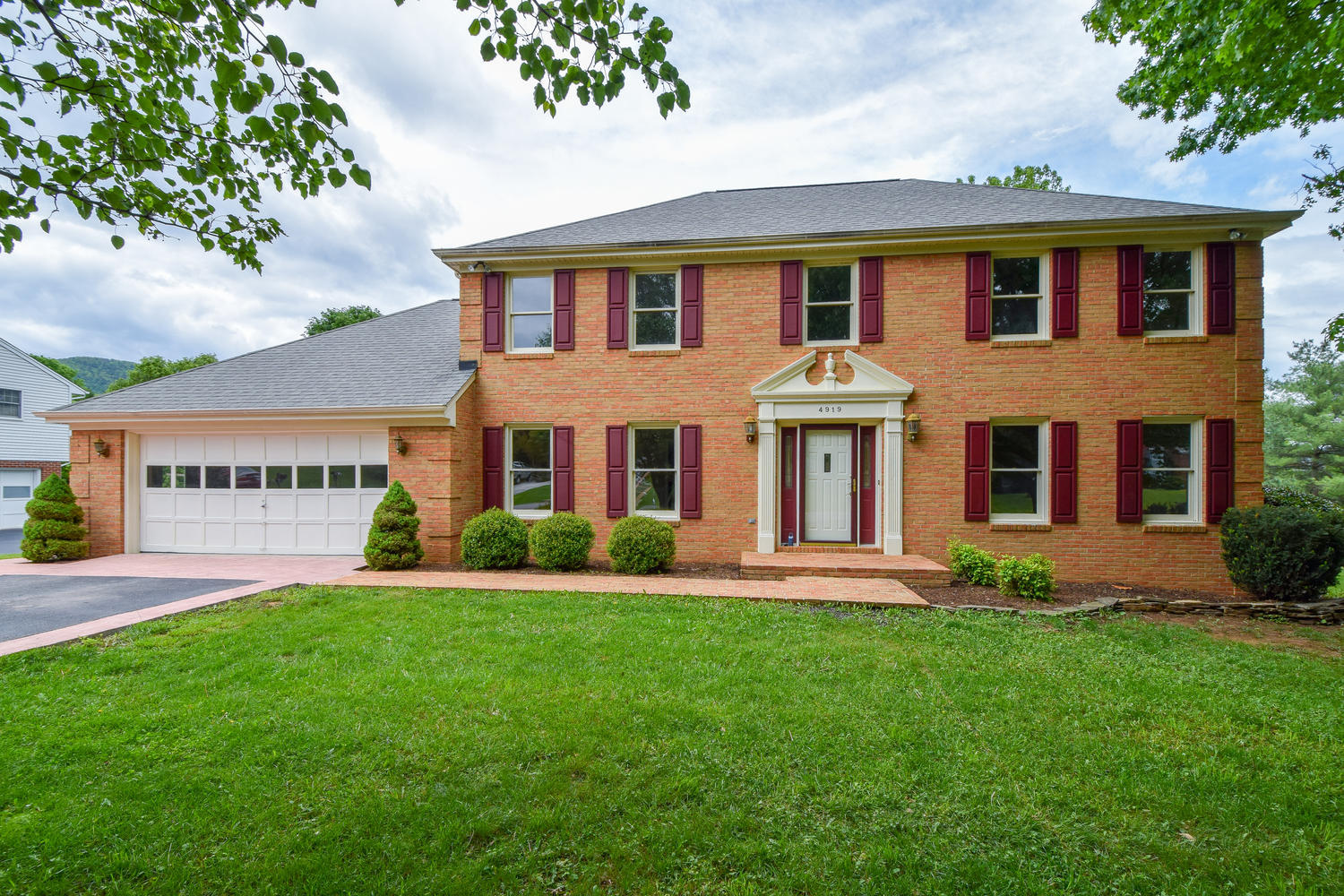 4919 Huntridge Road Roanoke, VA 24012 - Photo 1 of 31 Main