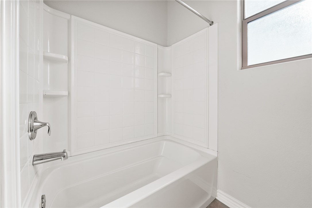 1031 Ocean Breeze Portland, TX 78374 - Photo 27 of 35 a bathroom with a bathtub