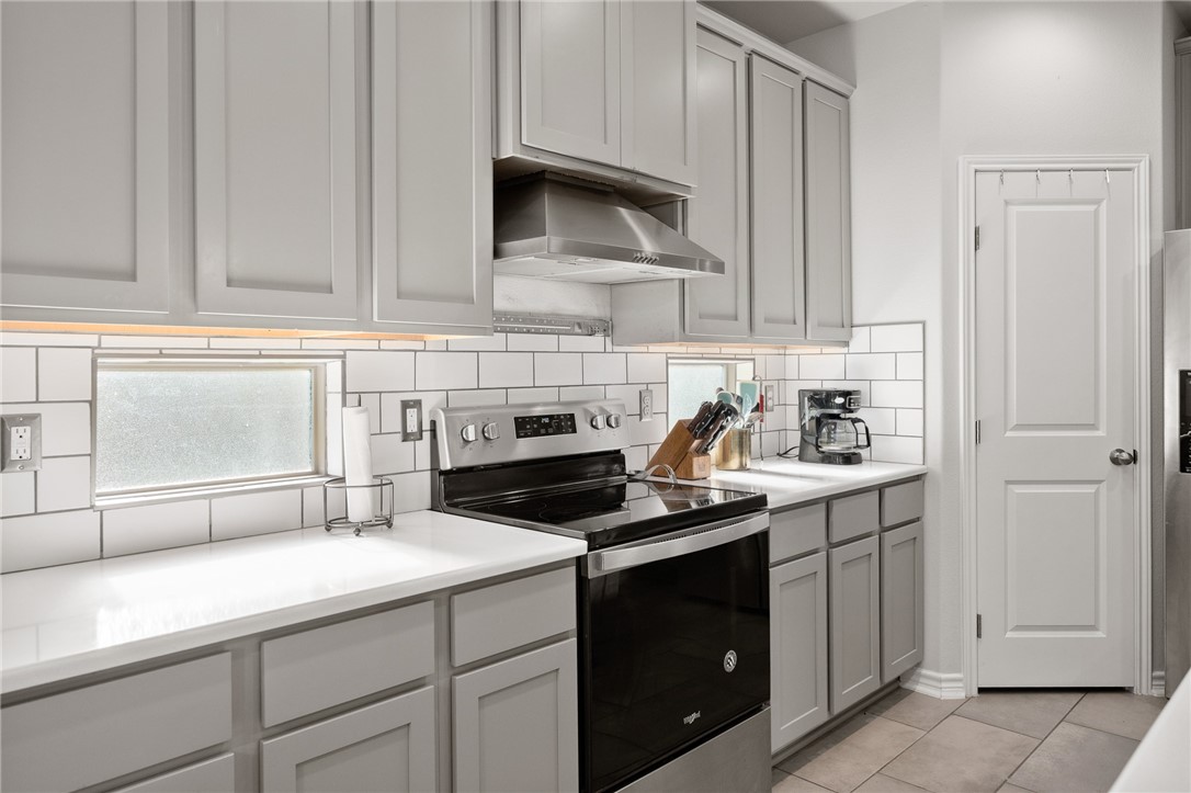 1031 Ocean Breeze Portland, TX 78374 - Photo 10 of 35 a kitchen with sink cabinets and appliances