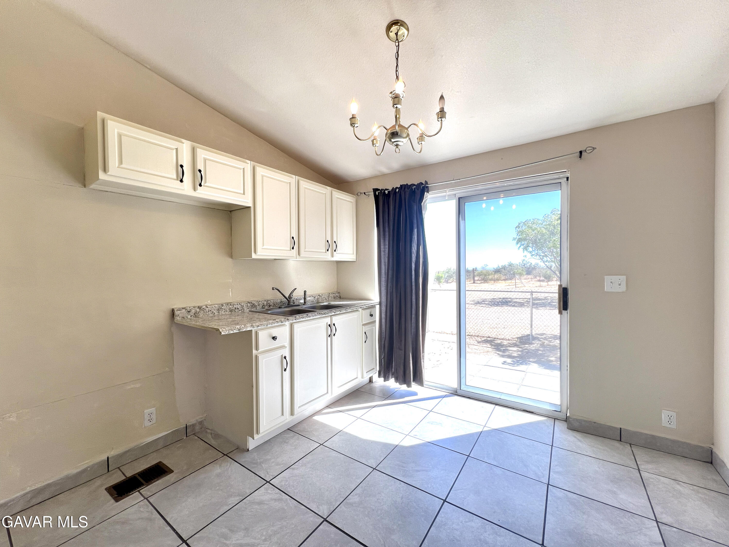 21925 Fort Tejon Road Llano, CA 93544 - Photo 11 of 21 21925 FT Listing Photos-15