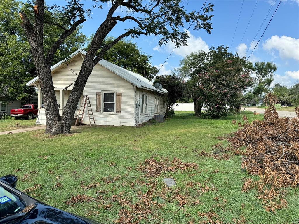 207 5th Street Santa Anna, TX 76878 - Photo 2 of 10 a view of a house with a yard