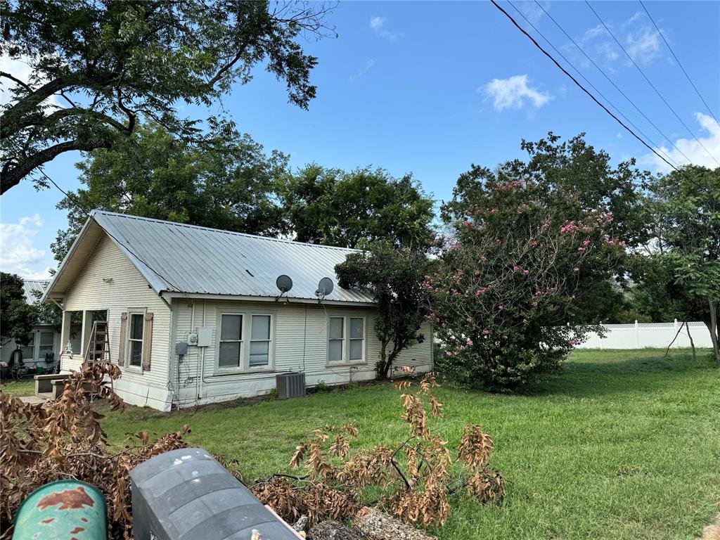 207 5th Street Santa Anna, TX 76878 - Photo 3 of 10 a view of a house with a garden