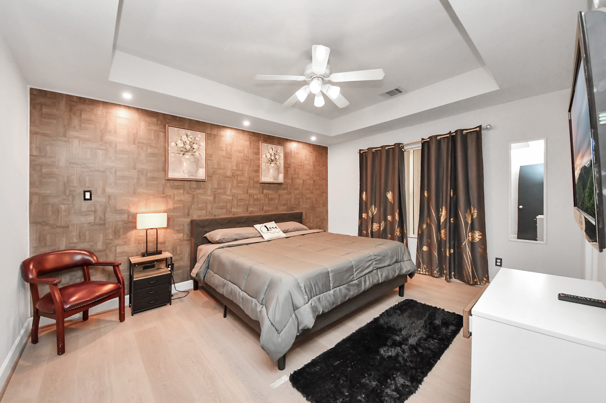 9715 Riddlewood Lane Houston, TX 77025 - Photo 11 of 43 Convenient first-floor second bedroom.