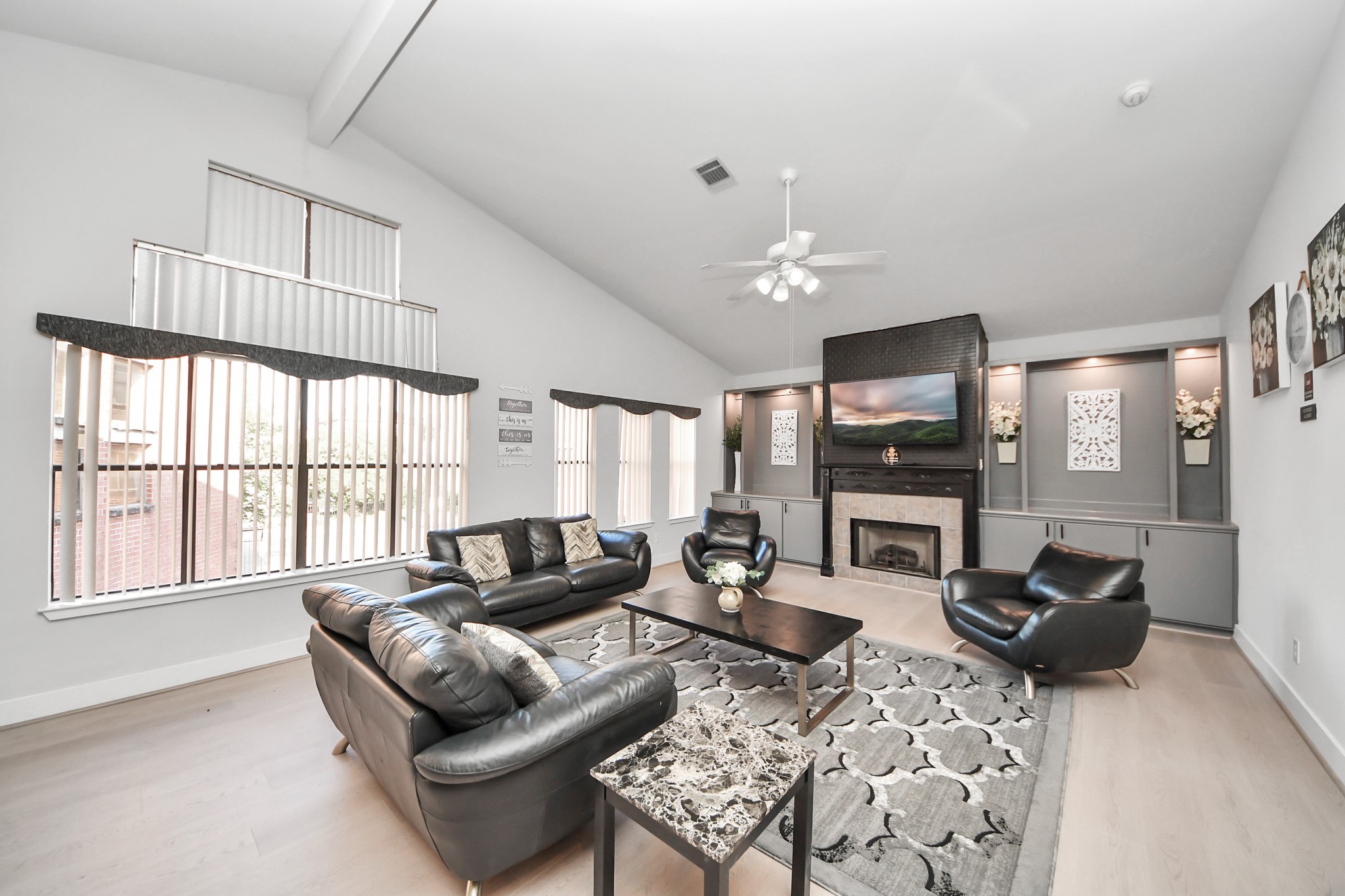 9715 Riddlewood Lane Houston, TX 77025 - Photo 24 of 43 Spacious family room filled with natural light.