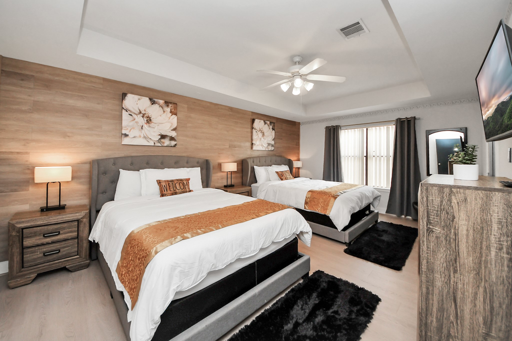 9715 Riddlewood Lane Houston, TX 77025 - Photo 30 of 43 Expansive primary bedroom on the second floor.