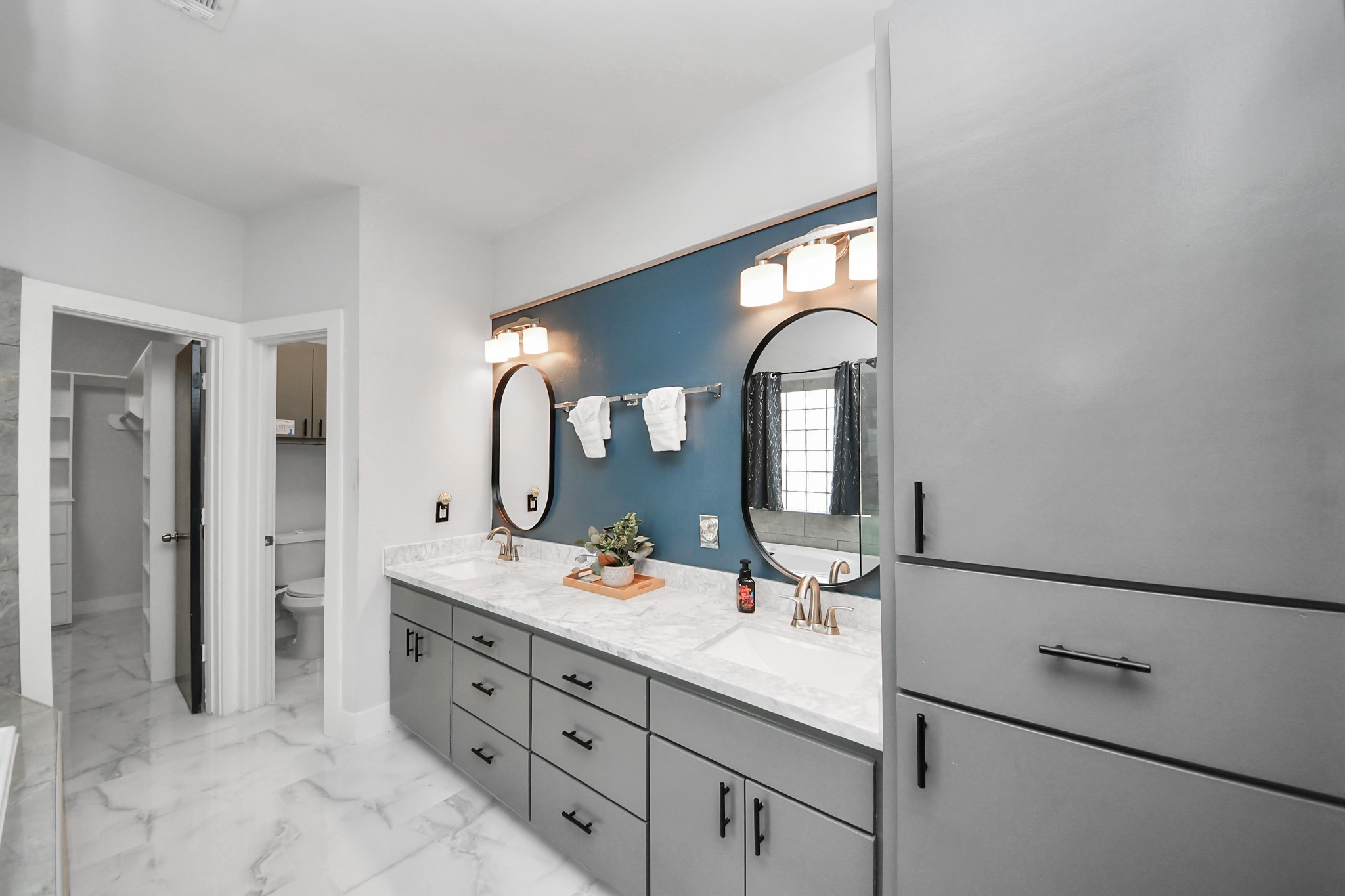 9715 Riddlewood Lane Houston, TX 77025 - Photo 32 of 43 primary bathroom on 2nd floor