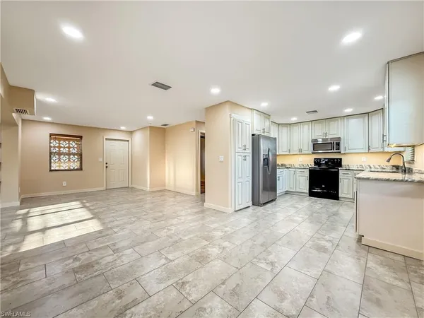 $2,995 | 2115 St Croix Avenue, Fort Myers, FL 33905