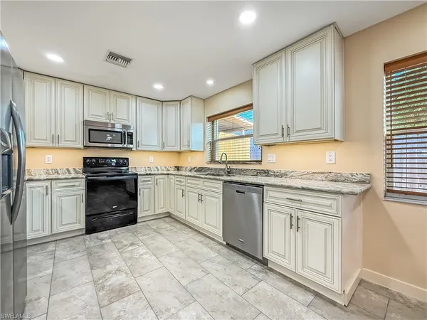 $2,995 | 2115 St Croix Avenue, Fort Myers, FL 33905