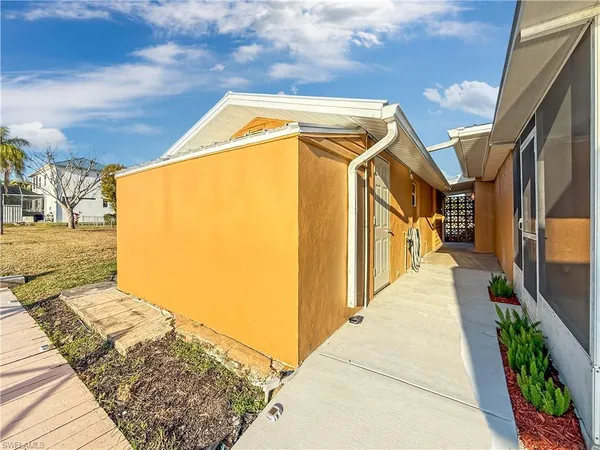 $2,995 | 2115 St Croix Avenue, Fort Myers, FL 33905