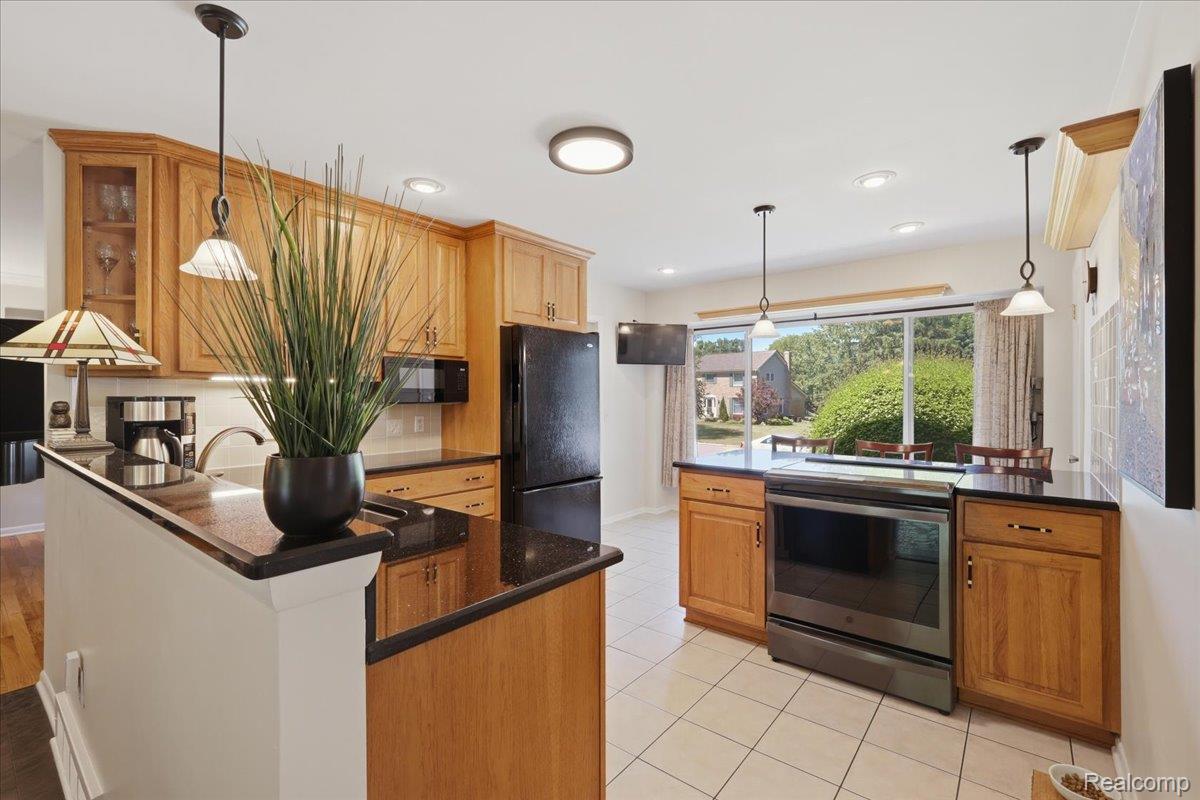 5048 Tree Hill Road Grand Blanc, MI 48439 - Photo 17 of 60 Beautifully remodeled kitchen