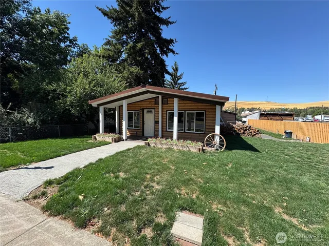 a view of a house with a backyard