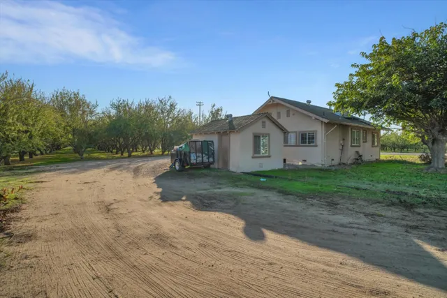 a view of a house with backyard
