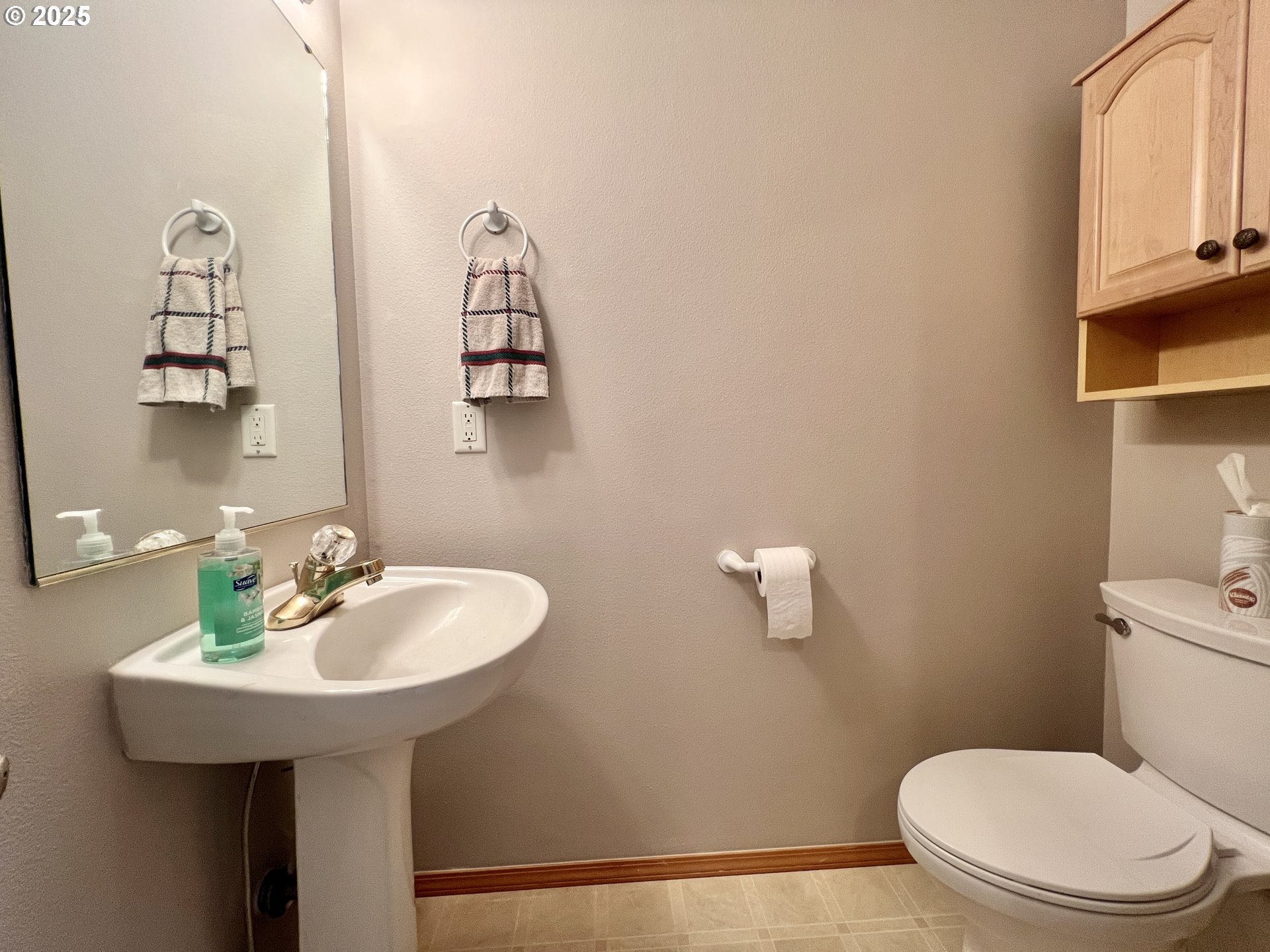 112 Northeast 11th Street Hermiston, OR 97838 - Photo 14 of 23 a bathroom with a toilet sink and mirror