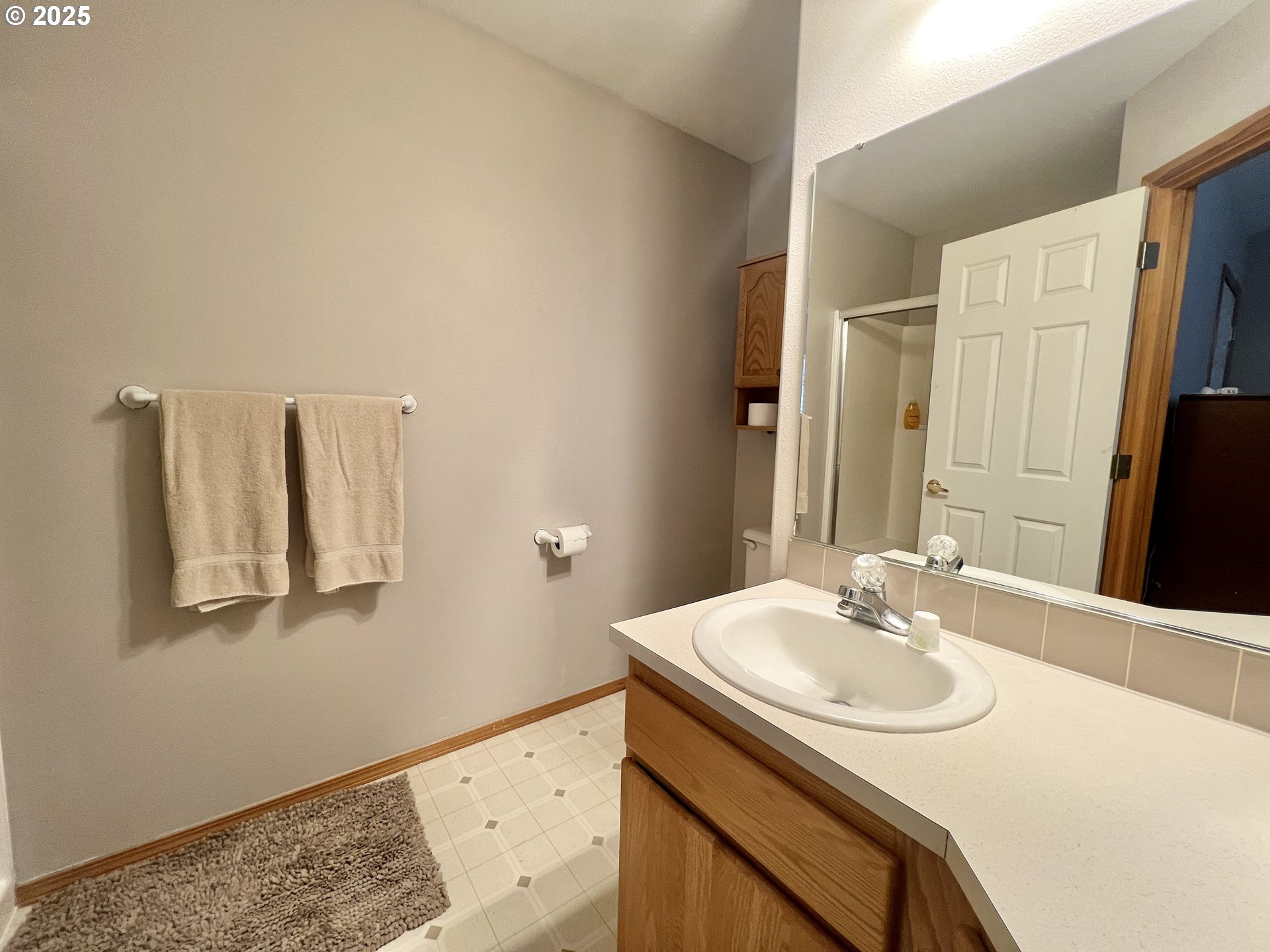 112 Northeast 11th Street Hermiston, OR 97838 - Photo 18 of 23 a bathroom with a sink and a mirror