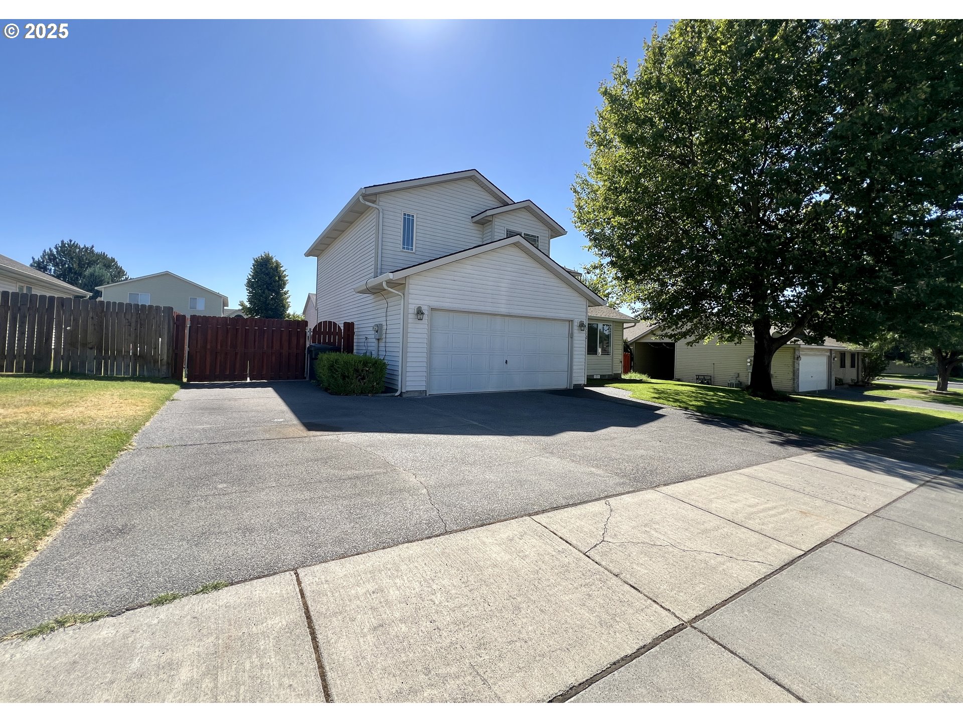 112 Northeast 11th Street Hermiston, OR 97838 - Photo 2 of 23 a front view of a house with a yard and garage