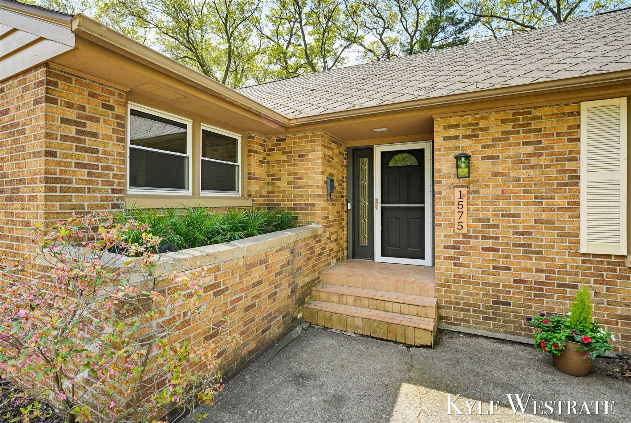 1575 Ridge Avenue Muskegon, MI 49441 - Photo 2 of 33 02-AIV00298