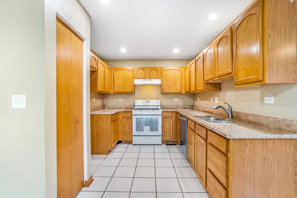 $2,749 | 2760 Packford Lane, Aurora, IL 60502