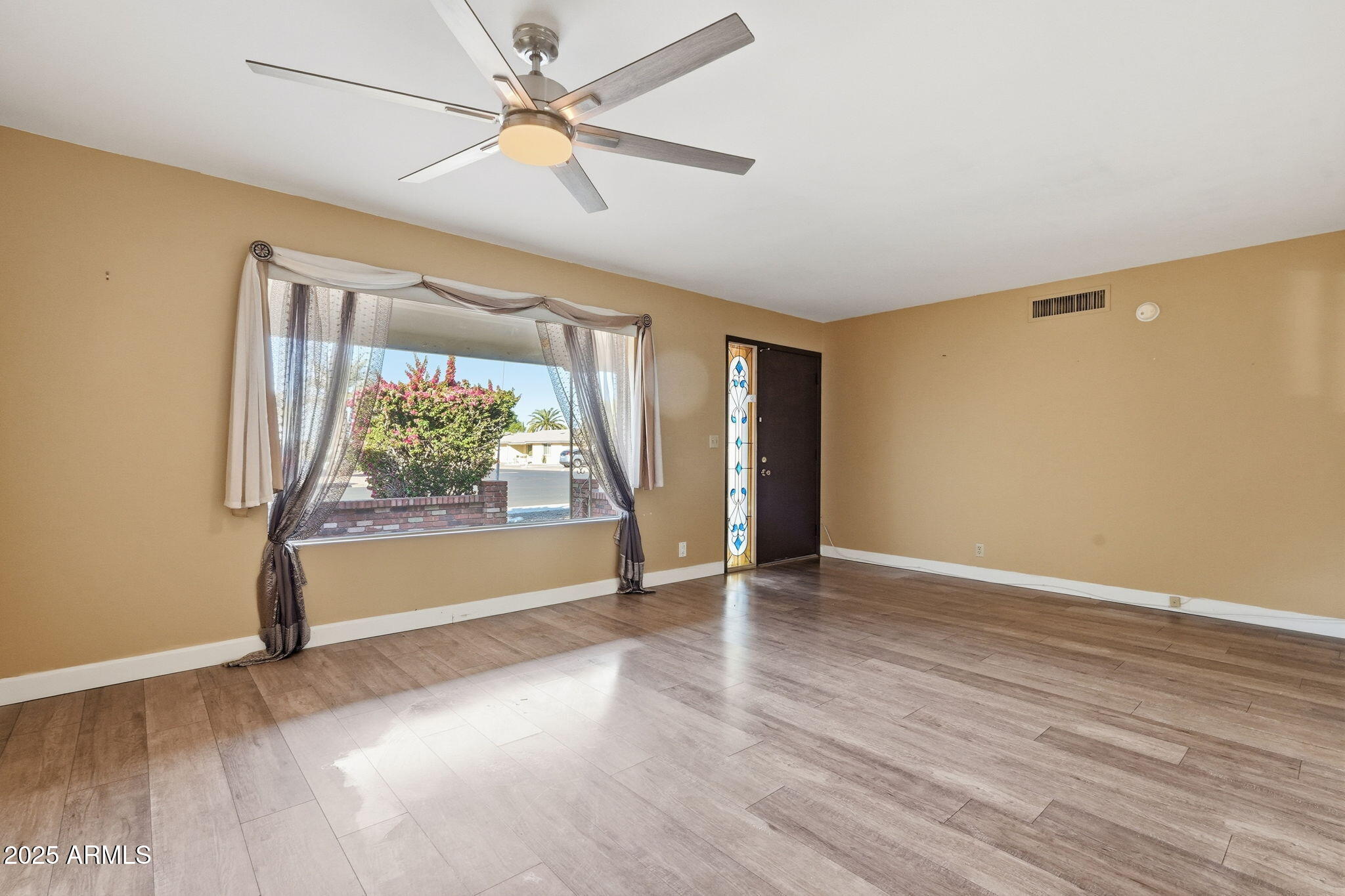 423 South Racine Mesa, AZ 85206 - Photo 4 of 37 Racine - front room toward entry