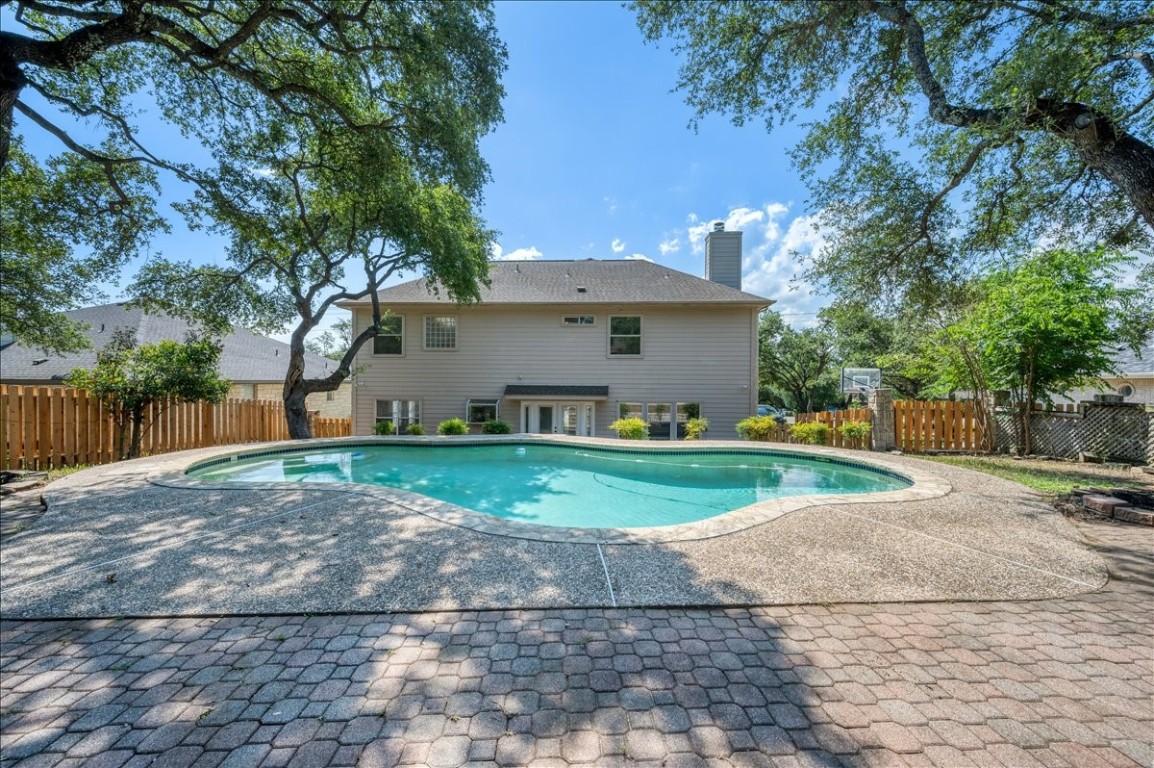a view of backyard with a garden and trees