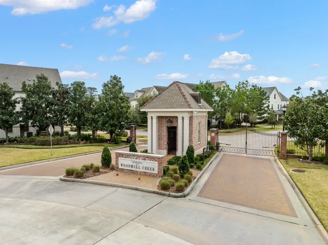 a view of a fountain in front of a house