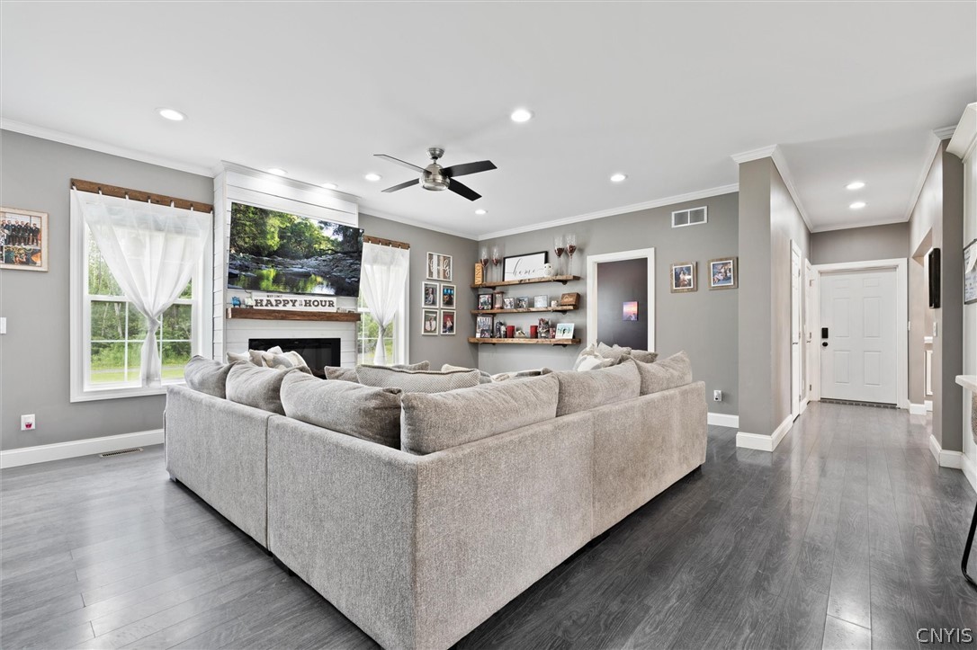5918 McKinley Road Cicero, NY 13039 - Photo 7 of 50 Living Room.