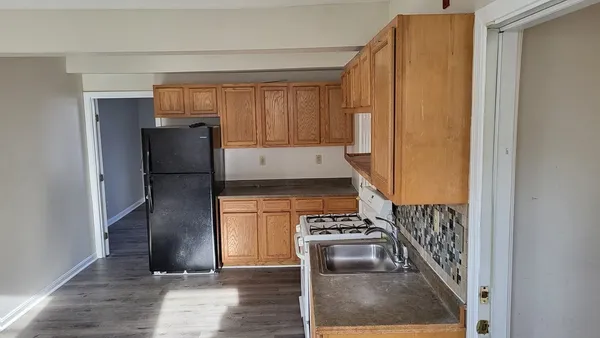 a view of entryway with kitchen