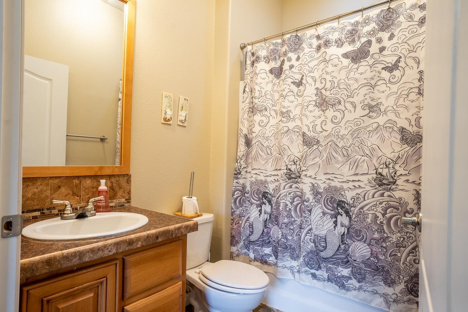 8574 Blackwell Road Central Point, OR 97502 - Photo 18 of 45 Guest Bathroom 3