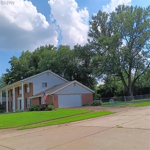 $449,000 | 39 White Plains Drive, Chesterfield, MO 63017