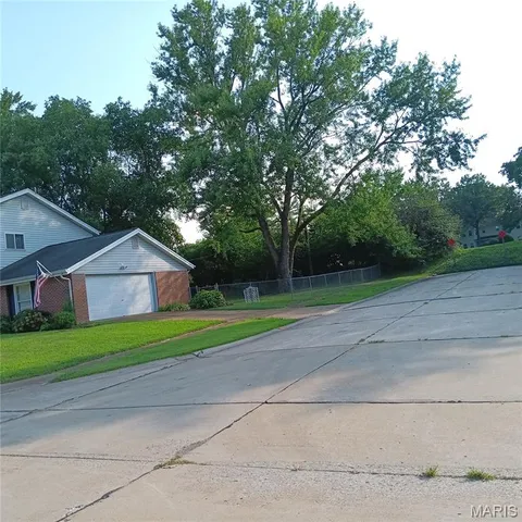 $449,000 | 39 White Plains Drive, Chesterfield, MO 63017