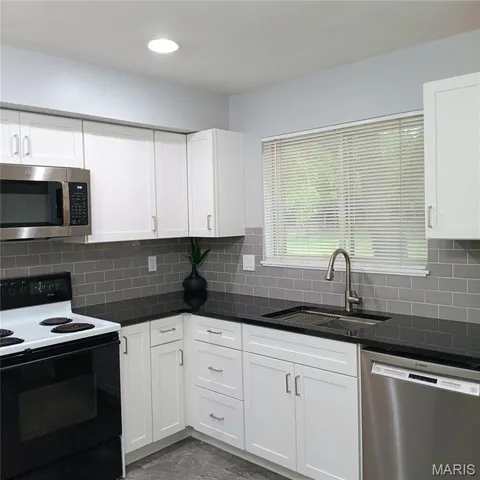 $449,000 | 39 White Plains Drive, Chesterfield, MO 63017